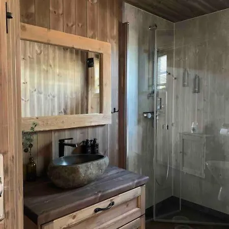 Cosy Between And Mountain *