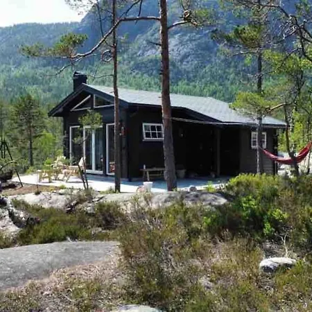 Cosy Between And Mountain *
