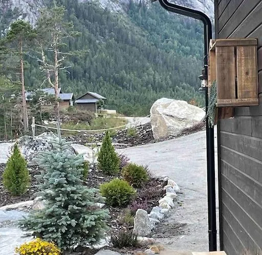 Cosy Between And Mountain