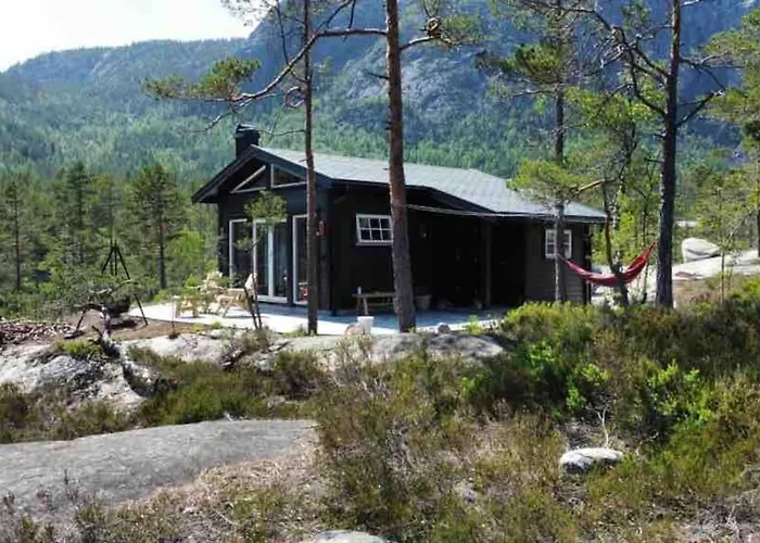 Cosy Between And Mountain *