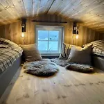 木屋 Cosy Between And Mountain *